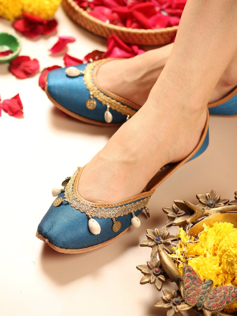 Neela Amber Shell Embellished Punjabi Jutti